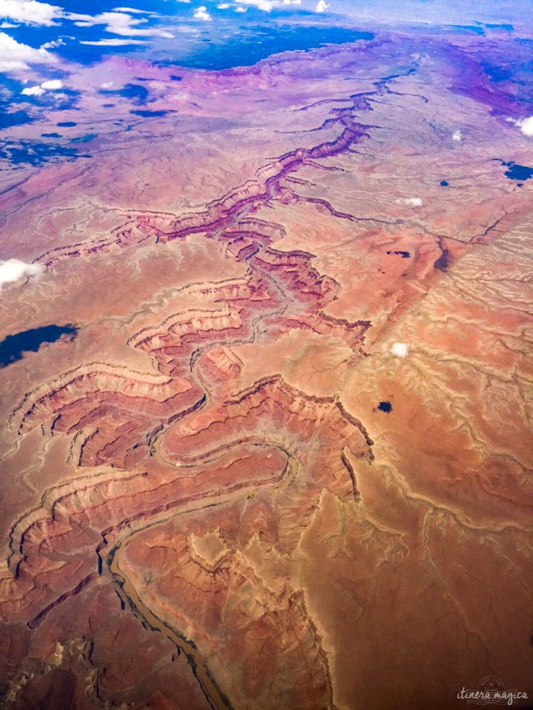 Saviez-vous que le Grand Canyon reste une énigme ? Que les scientifiques se demandent toujours comment est née cette gorge de tous les superlatifs ? Voyage à la découverte des secrets du Grand Canyon, histoires folles, photos à donner le vertige, astuces et itinéraires.