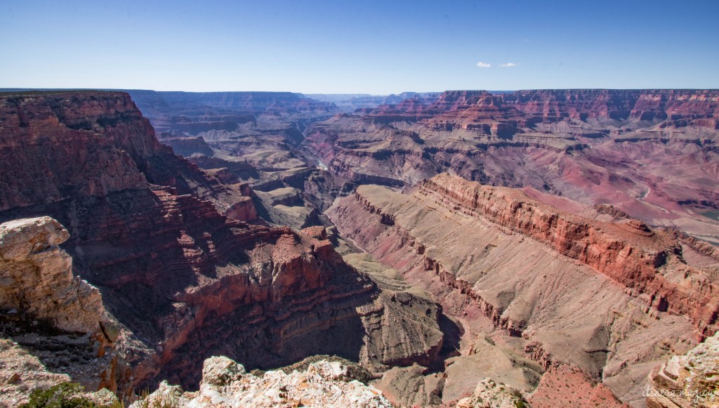 Saviez-vous que le Grand Canyon reste une énigme ? Que les scientifiques se demandent toujours comment est née cette gorge de tous les superlatifs ? Voyage à la découverte des secrets du Grand Canyon, histoires folles, photos à donner le vertige, astuces et itinéraires.