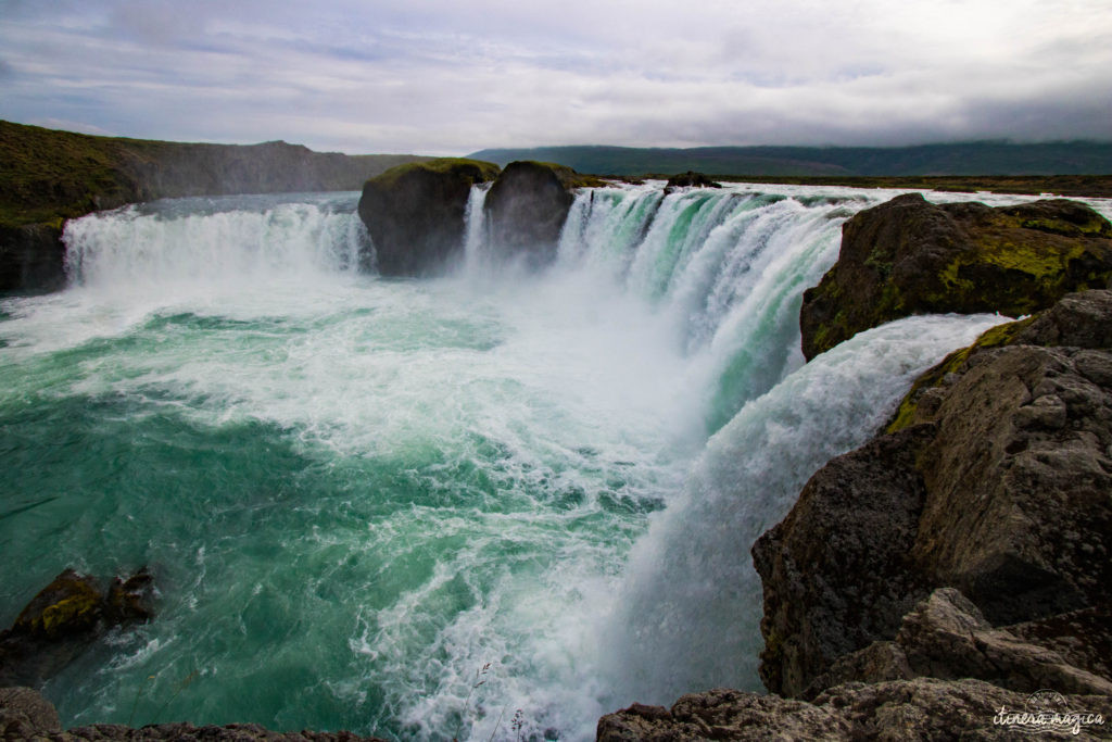 L'Islande est le pays des cascades. Découvrez les plus belles cascades d'Islande sur le blog de voyage Itinera Magica.