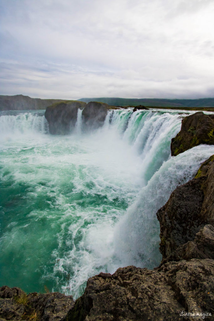 L'Islande est le pays des cascades. Découvrez les plus belles cascades d'Islande sur le blog de voyage Itinera Magica.