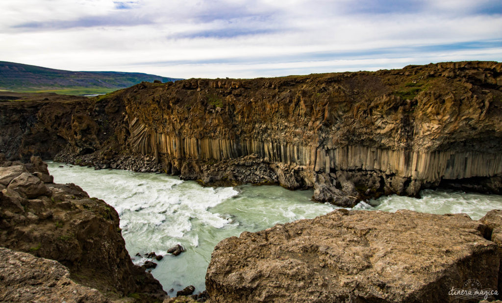 L'Islande est le pays des cascades. Découvrez les plus belles cascades d'Islande sur le blog de voyage Itinera Magica.