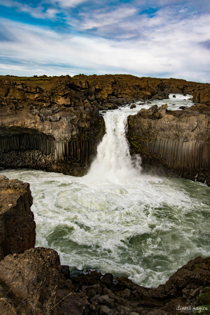 L'Islande est le pays des cascades. Découvrez les plus belles cascades d'Islande sur le blog de voyage Itinera Magica.