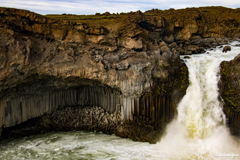 L'Islande est le pays des cascades. Découvrez les plus belles cascades d'Islande sur le blog de voyage Itinera Magica.