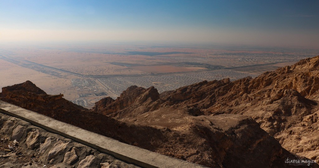 Al Ain, vue depuis la montagne Jebel Hafneet. A droite, la ville, à gauche, les sables impitoyables, l'immensité du désert.