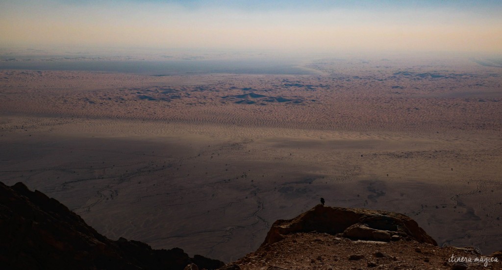 Vue surplombante sur les sables du désert.