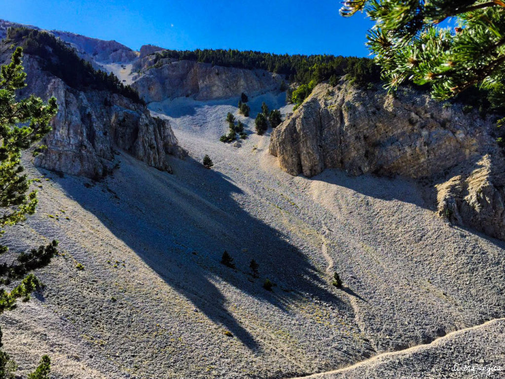 Le Mont Ventoux est le gardien de Provence, royaume du mistral et des pierres blanches. Cerisiers et secrets du Ventoux, itinéraires et voyage en photos. 