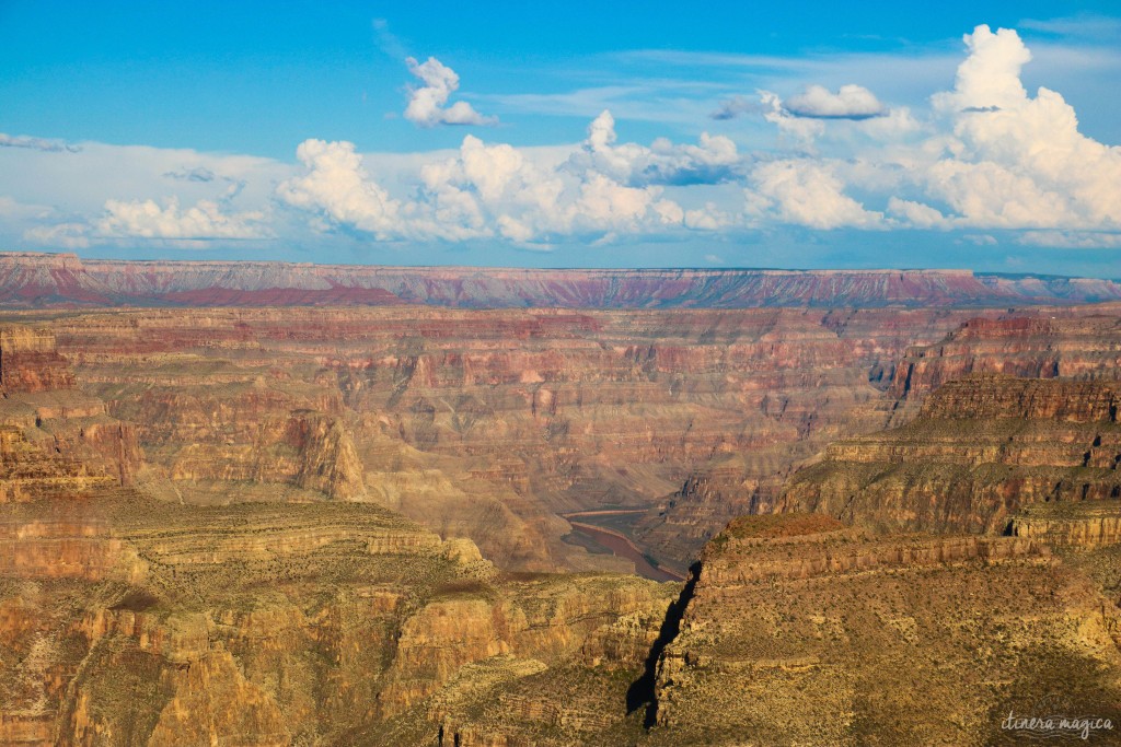 Saviez-vous que le Grand Canyon reste une énigme ? Que les scientifiques se demandent toujours comment est née cette gorge de tous les superlatifs ? Voyage à la découverte des secrets du Grand Canyon, histoires folles, photos à donner le vertige, astuces et itinéraires.