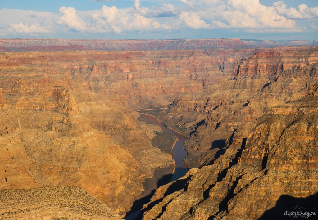 Saviez-vous que le Grand Canyon reste une énigme ? Que les scientifiques se demandent toujours comment est née cette gorge de tous les superlatifs ? Voyage à la découverte des secrets du Grand Canyon, histoires folles, photos à donner le vertige, astuces et itinéraires.