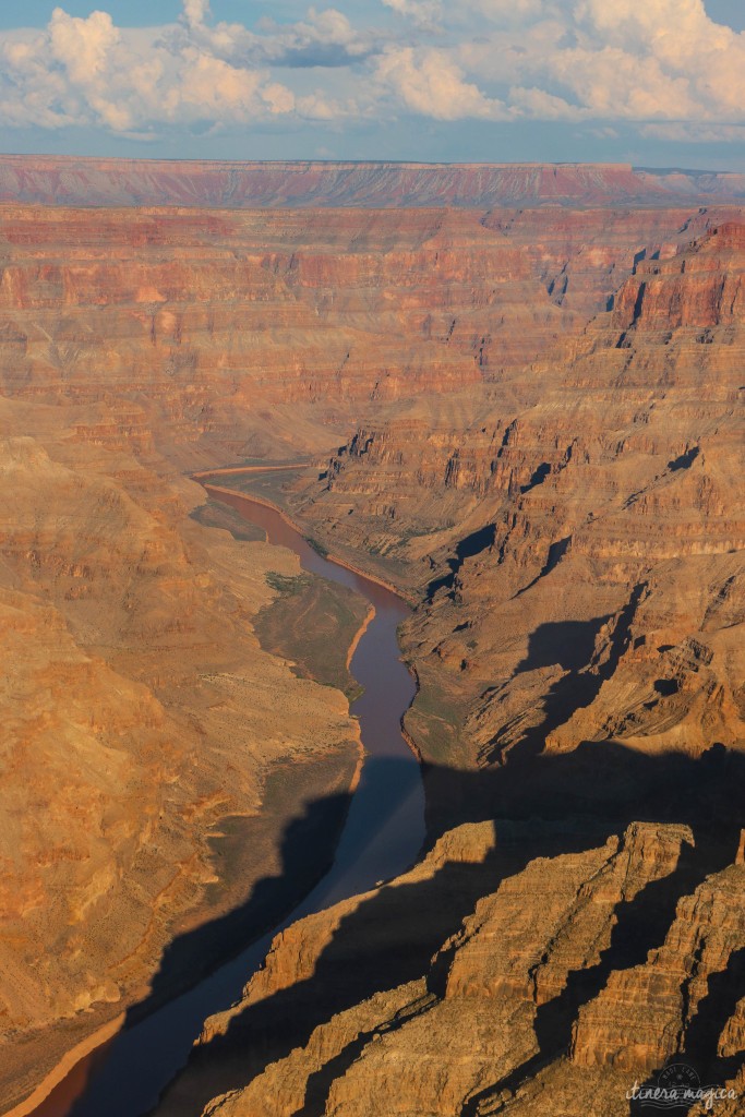 Saviez-vous que le Grand Canyon reste une énigme ? Que les scientifiques se demandent toujours comment est née cette gorge de tous les superlatifs ? Voyage à la découverte des secrets du Grand Canyon, histoires folles, photos à donner le vertige, astuces et itinéraires.