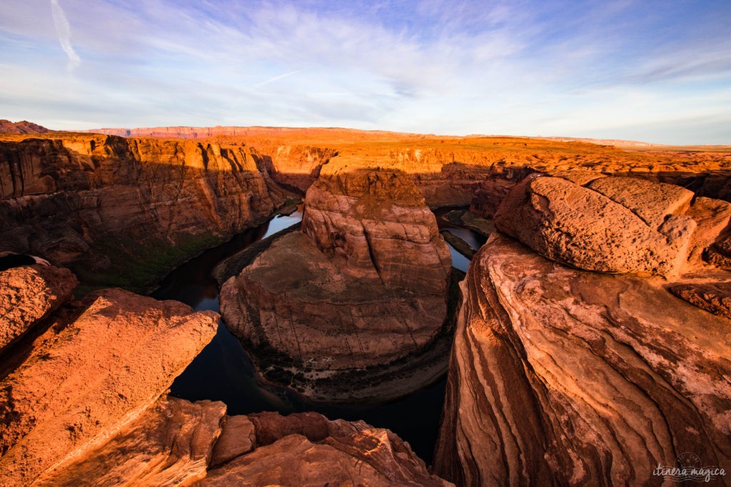 Horseshoe Bend, le plus beau méandre du Colorado, et les rives du Lac Powell regorgent de merveilles géologiques. Le road trip continue à Page, Arizona. Itinera Magica