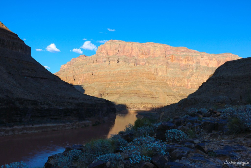 Saviez-vous que le Grand Canyon reste une énigme ? Que les scientifiques se demandent toujours comment est née cette gorge de tous les superlatifs ? Voyage à la découverte des secrets du Grand Canyon, histoires folles, photos à donner le vertige, astuces et itinéraires.