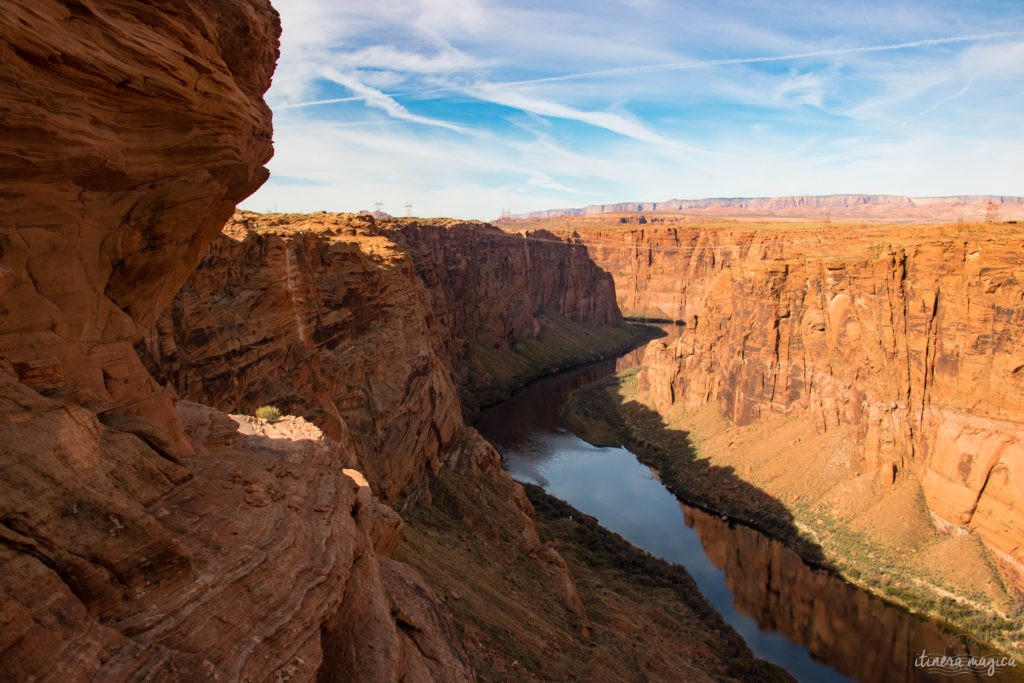 Horseshoe Bend, le plus beau méandre du Colorado, et les rives du Lac Powell regorgent de merveilles géologiques. Le road trip continue à Page, Arizona. Itinera Magica