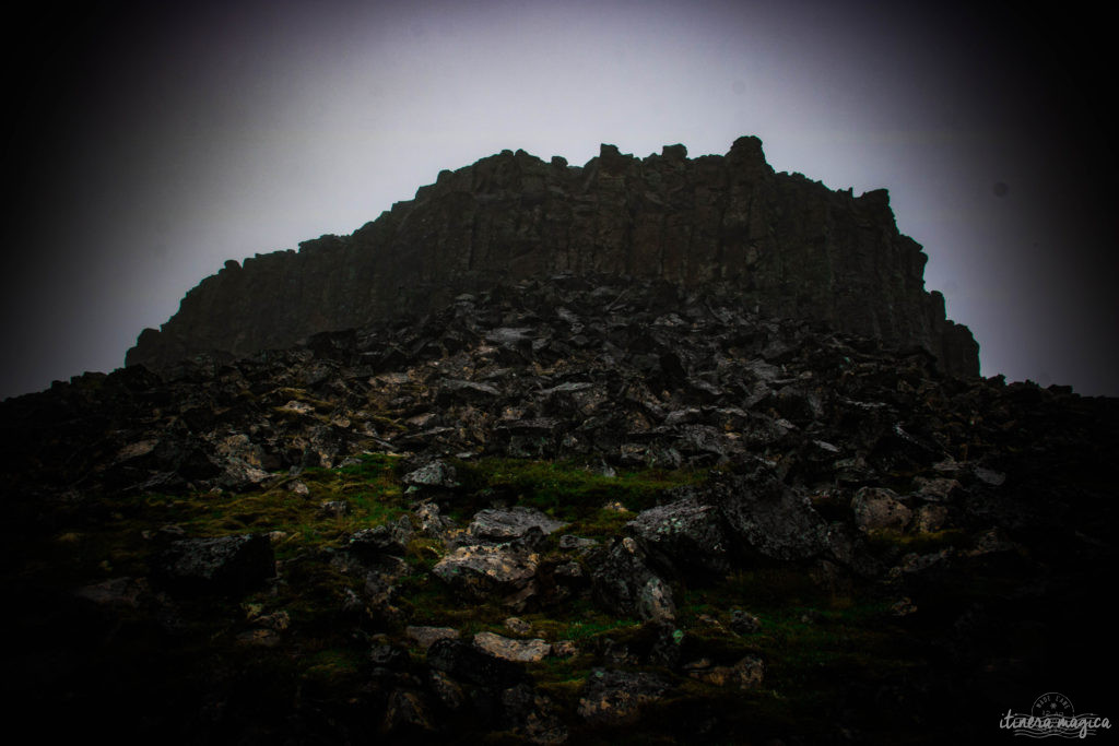 L’Islande est le pays des vikings. Partez sur les traces du peuple légendaire du nord, entre histoire et légende. Découvrez les lieux mythiques, l’exotique Viking Café, la forteresse Borgavirki, la péninsule de Snaefellsnes, et bien d’autres endroits magiques qui évoqueront l’héritage des vikings en Islande.