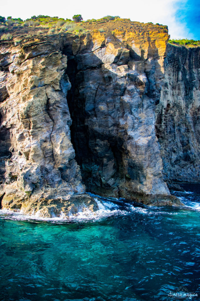 Vous ne connaissez pas les Açores? Une grande histoire d'amour vous attend. Découvrez le diamant de l'Atlantique, entre volcans, vagues et jardins. Que faire aux Açores, que voir ? Tout sur Itinera Magica, blog de voyage amoureux des lointains.