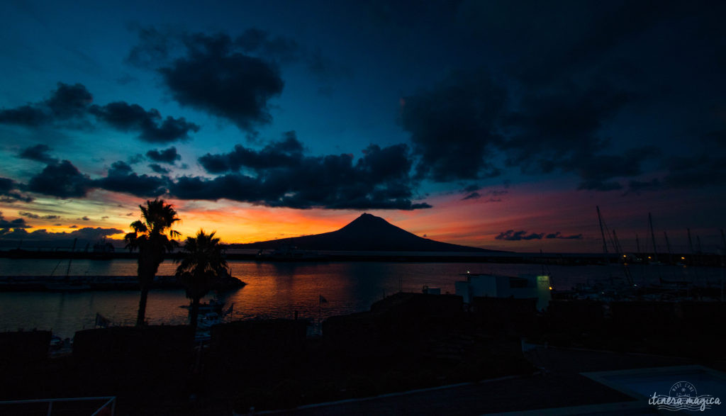 Vous ne connaissez pas les Açores? Une grande histoire d'amour vous attend. Découvrez le diamant de l'Atlantique, entre volcans, vagues et jardins. Que faire aux Açores, que voir ? Tout sur Itinera Magica, blog de voyage amoureux des lointains.