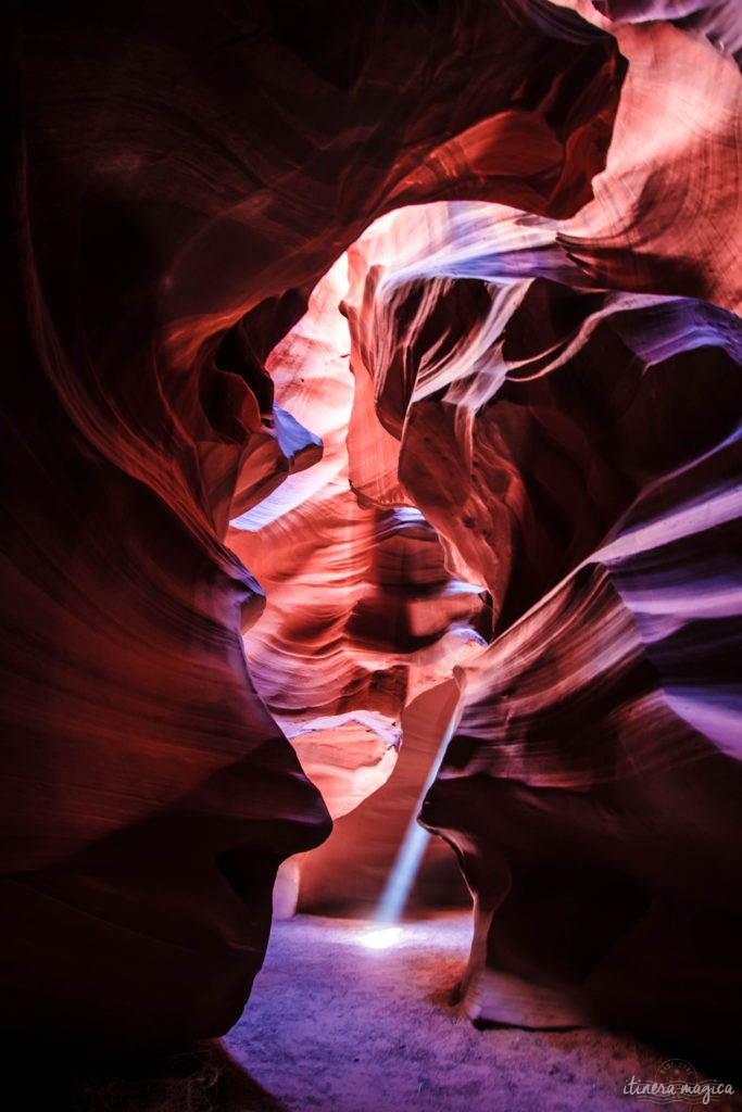 Antelope Canyon, c’est une brèche de lumière au creux de dunes de sables pétrifiées, des vagues de pierre patinées par les millénaires, et qui revêtent d’extraordinaires tons d’ocre, de rouge et de pourpre. Explorez l'Arizona sur Itinera Magica