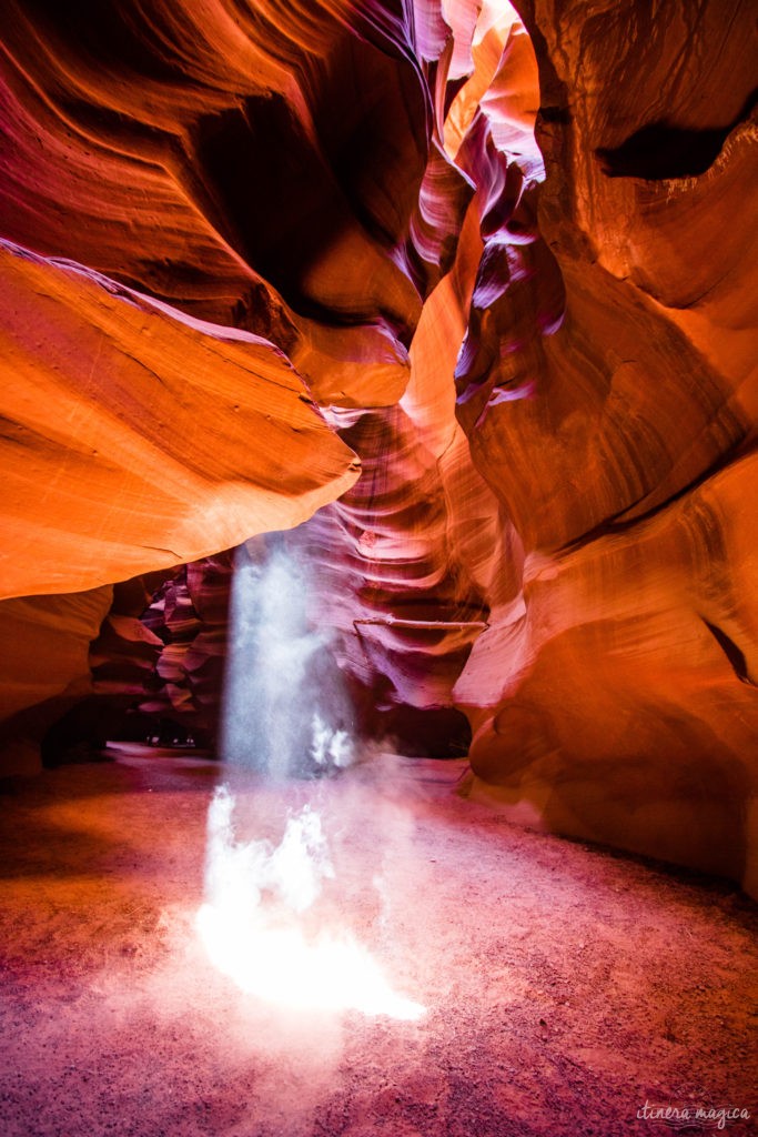 Antelope Canyon, c’est une brèche de lumière au creux de dunes de sables pétrifiées, des vagues de pierre patinées par les millénaires, et qui revêtent d’extraordinaires tons d’ocre, de rouge et de pourpre. Explorez l'Arizona sur Itinera Magica