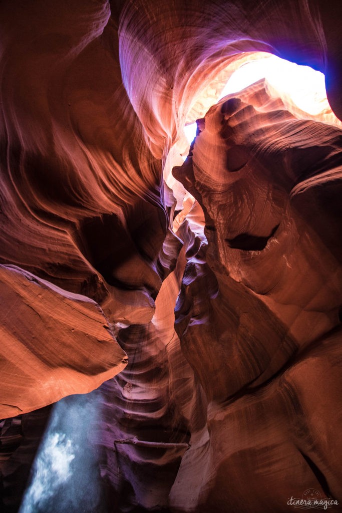 Antelope Canyon, c’est une brèche de lumière au creux de dunes de sables pétrifiées, des vagues de pierre patinées par les millénaires, et qui revêtent d’extraordinaires tons d’ocre, de rouge et de pourpre. Explorez l'Arizona sur Itinera Magica