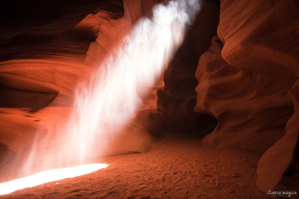 Antelope Canyon, c’est une brèche de lumière au creux de dunes de sables pétrifiées, des vagues de pierre patinées par les millénaires, et qui revêtent d’extraordinaires tons d’ocre, de rouge et de pourpre. Explorez l'Arizona sur Itinera Magica