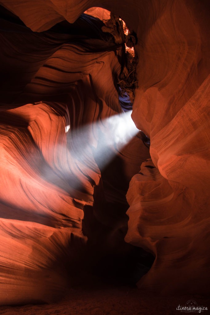 Antelope Canyon, c’est une brèche de lumière au creux de dunes de sables pétrifiées, des vagues de pierre patinées par les millénaires, et qui revêtent d’extraordinaires tons d’ocre, de rouge et de pourpre. Explorez l'Arizona sur Itinera Magica