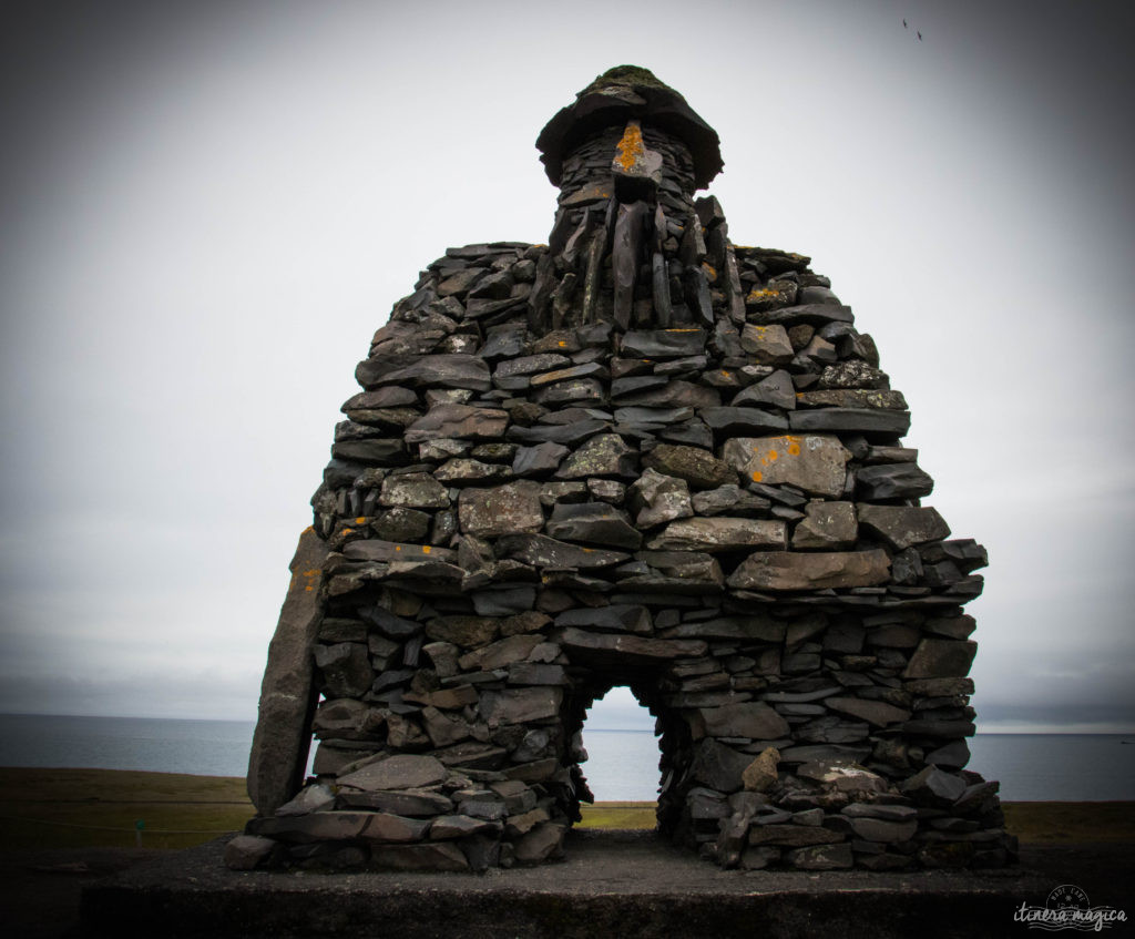 L’Islande est le pays des vikings. Partez sur les traces du peuple légendaire du nord, entre histoire et légende. Découvrez les lieux mythiques, l’exotique Viking Café, la forteresse Borgavirki, la péninsule de Snaefellsnes, et bien d’autres endroits magiques qui évoqueront l’héritage des vikings en Islande.