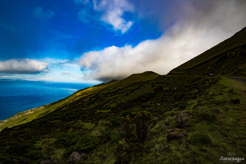 Vous ne connaissez pas les Açores? Une grande histoire d'amour vous attend. Découvrez le diamant de l'Atlantique, entre volcans, vagues et jardins. Que faire aux Açores, que voir ? Tout sur Itinera Magica, blog de voyage amoureux des lointains.