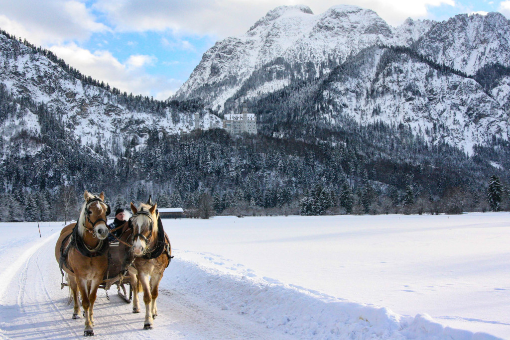 Neuschwanstein en hiver avec calèche. Que faire en Bavière en hiver ? Allemagne féerique