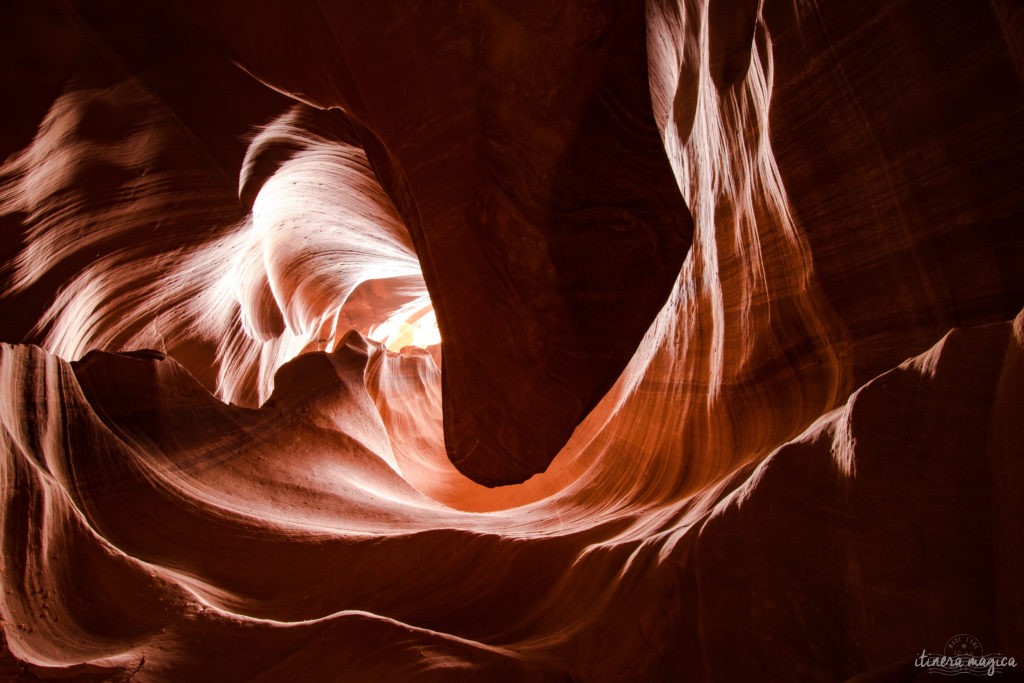 Antelope Canyon, c’est une brèche de lumière au creux de dunes de sables pétrifiées, des vagues de pierre patinées par les millénaires, et qui revêtent d’extraordinaires tons d’ocre, de rouge et de pourpre. Explorez l'Arizona sur Itinera Magica