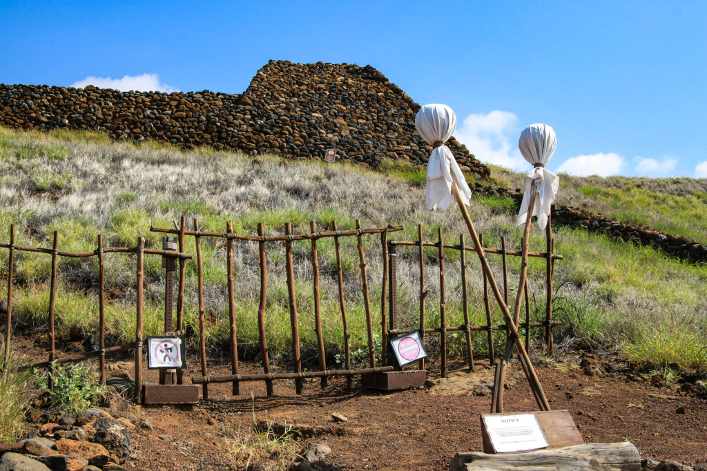 Pu'ukohola Heiau. La croix surmontée de deux boules blanches est le symbole ancestral du "kapu" ou tabou : l'interdit suprême. Autrefois, la transgression était passible de mort. Aujourd'hui, le kapu sert à signifier aux touristes qu'ils doivent rester à leur place.