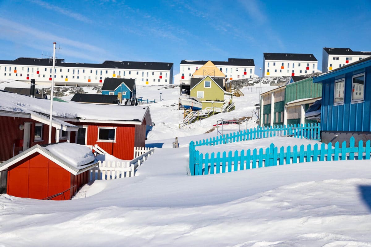 Découvrez Nuuk, capitale du Groenland. Que voir et que faire à Nuuk ? Musées, excursions dans le fjord, découverte de la montagne... Nuuk groenland blog.