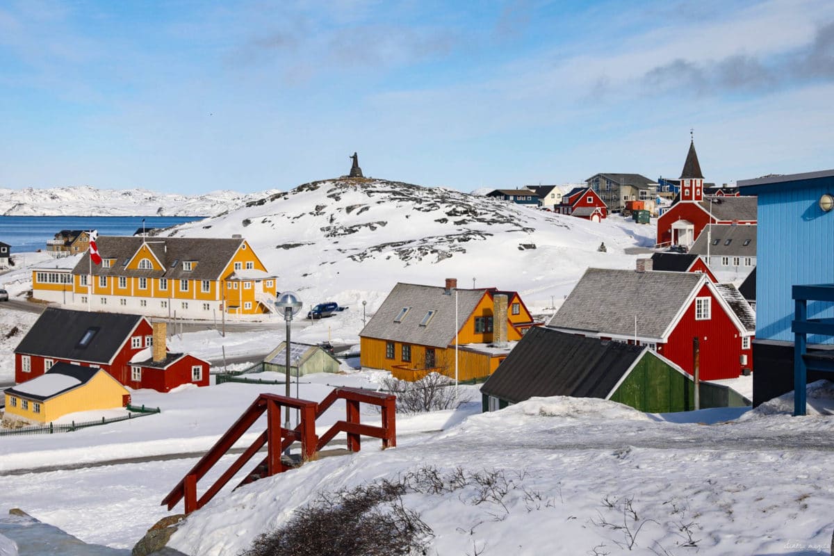 Découvrez Nuuk, capitale du Groenland. Que voir et que faire à Nuuk ? Musées, excursions dans le fjord, découverte de la montagne... Nuuk groenland blog.