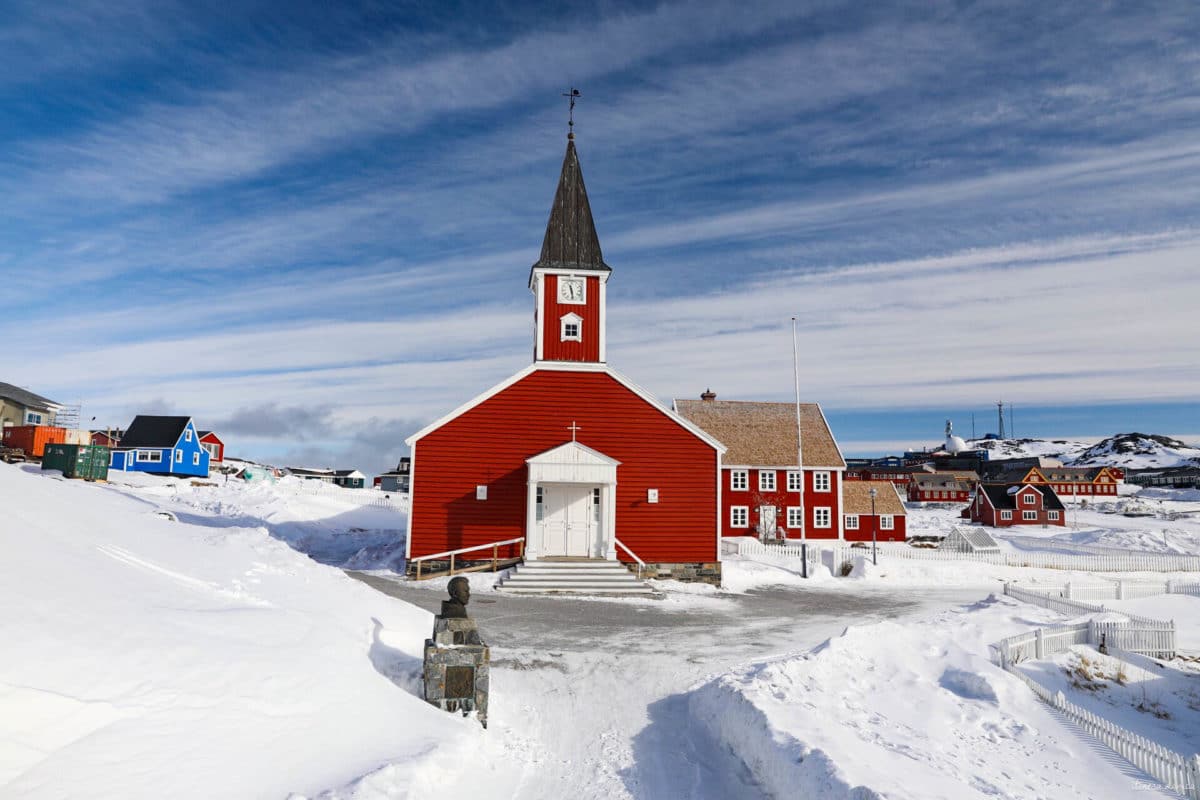 Découvrez Nuuk, capitale du Groenland. Que voir et que faire à Nuuk ? Musées, excursions dans le fjord, découverte de la montagne... Nuuk groenland blog.