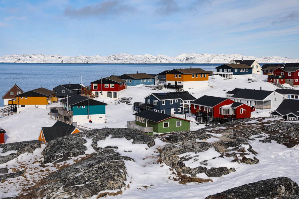 Découvrez Nuuk, capitale du Groenland. Que voir et que faire à Nuuk ? Musées, excursions dans le fjord, découverte de la montagne... Nuuk groenland blog.