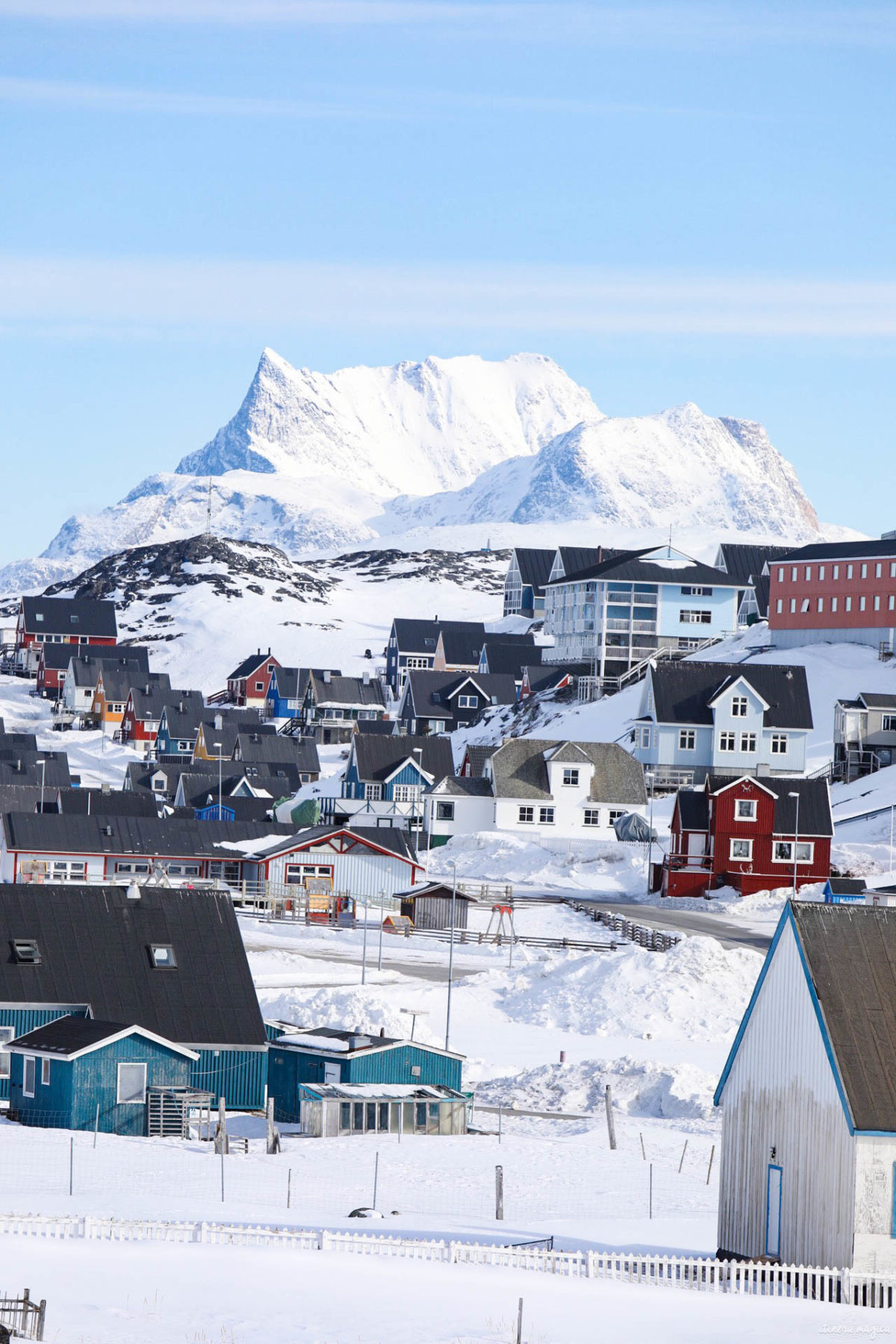 Découvrez Nuuk, capitale du Groenland. Que voir et que faire à Nuuk ? Musées, excursions dans le fjord, découverte de la montagne... Nuuk groenland blog.