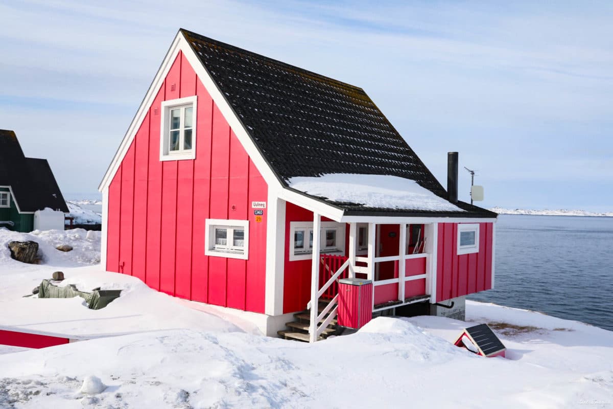 Découvrez Nuuk, capitale du Groenland. Que voir et que faire à Nuuk ? Musées, excursions dans le fjord, découverte de la montagne... Nuuk groenland blog.