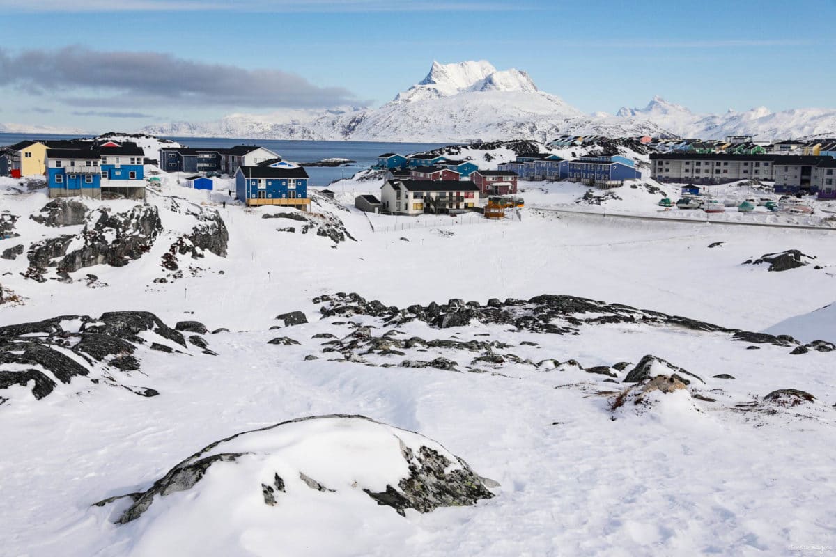 Découvrez Nuuk, capitale du Groenland. Que voir et que faire à Nuuk ? Musées, excursions dans le fjord, découverte de la montagne... Nuuk groenland blog.