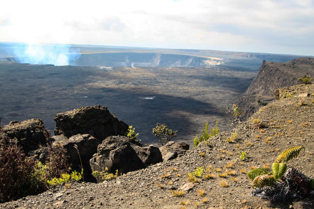 Au bord de la caldeira du Kilauea. Volcans d'Hawaï.