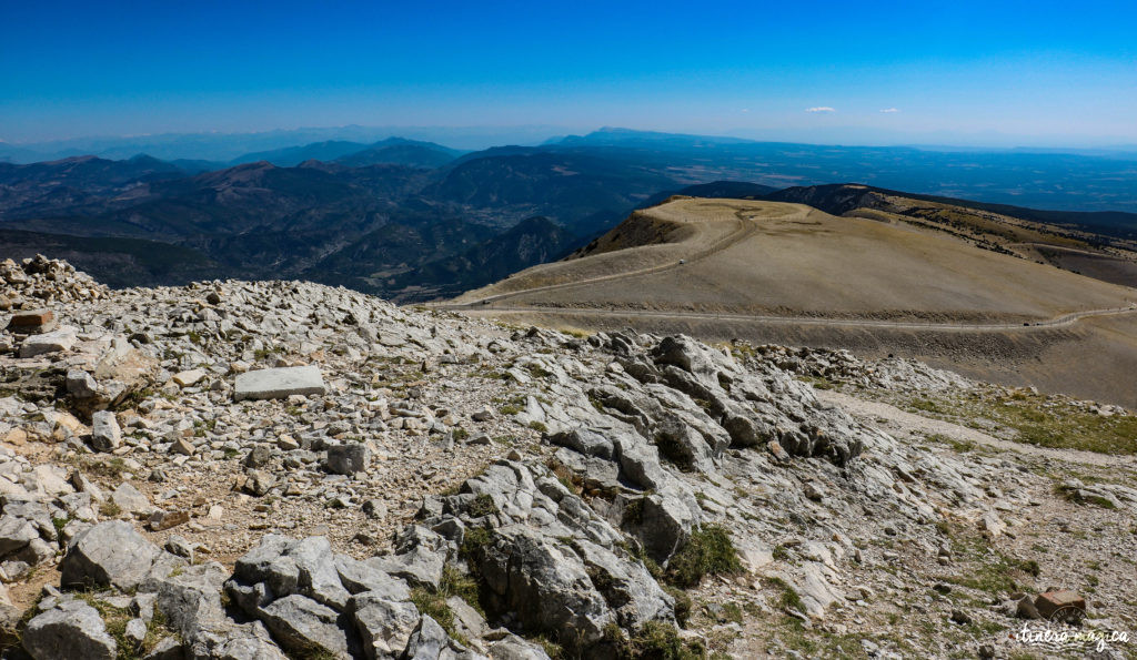 Le Mont Ventoux est le gardien de Provence, royaume du mistral et des pierres blanches. Cerisiers et secrets du Ventoux, itinéraires et voyage en photos. 