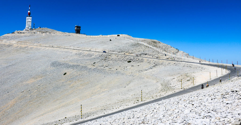 Le Mont Ventoux est le gardien de Provence, royaume du mistral et des pierres blanches. Cerisiers et secrets du Ventoux, itinéraires et voyage en photos. 