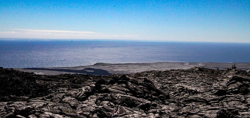 La lave à perte de vue, et la mer.