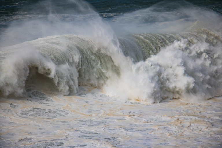 Voir les plus grosses vagues du monde à Nazaré, Portugal - Itinera ...