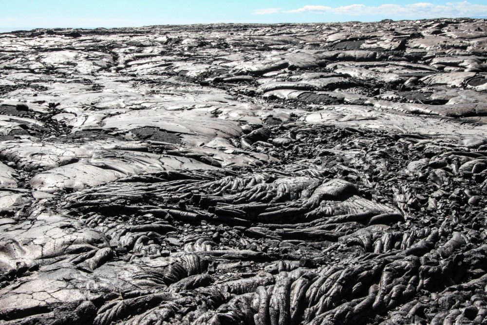 Cordées de lave, comme enflammées à nouveau par le soleil à son zénith - chaleur écrasante qui monte du sol, brume et vertiges. Volcans d'Hawaï. Hawaii Volcanoes National Park