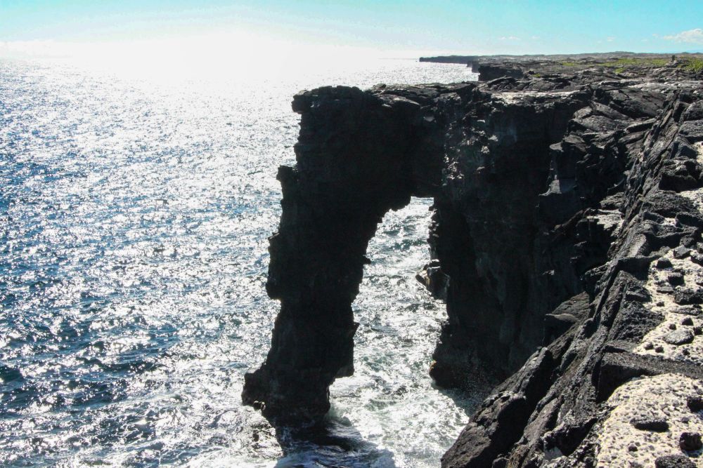 Arche de lave au bout de la Chain of Craters Road. Volcans d'Hawaï.