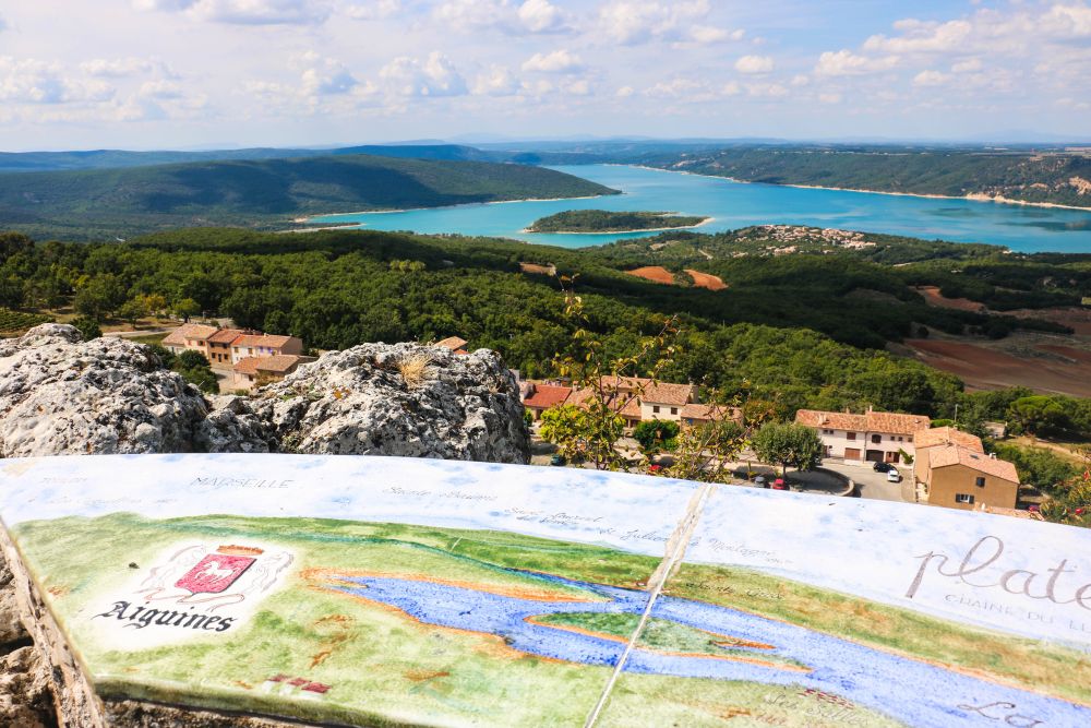 Lac de Sainte Croix, vu depuis Aiguines.