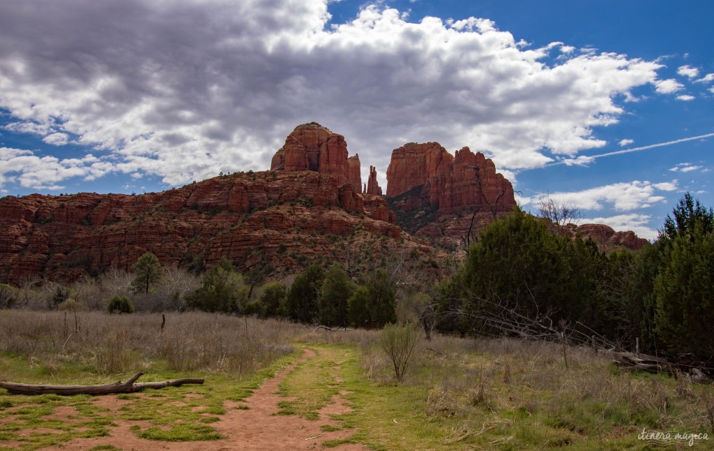 Surplombée par d’immenses rochers rouges, Sedona est un décor de western parfait. Mais au-delà de la beauté de ses paysages, Sedona cache un secret. Ici, des vortex d’énergie tourbillonnent, des ovnis clignotent dans le ciel, et on guette les extraterrestres. Découvrez les secrets de l’Arizona sur Itinera Magica. 