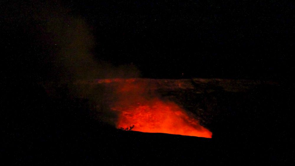 Le cratère d'Halemaumau luisant dans la nuit - ici un article sur les volcans d'Hawaï.