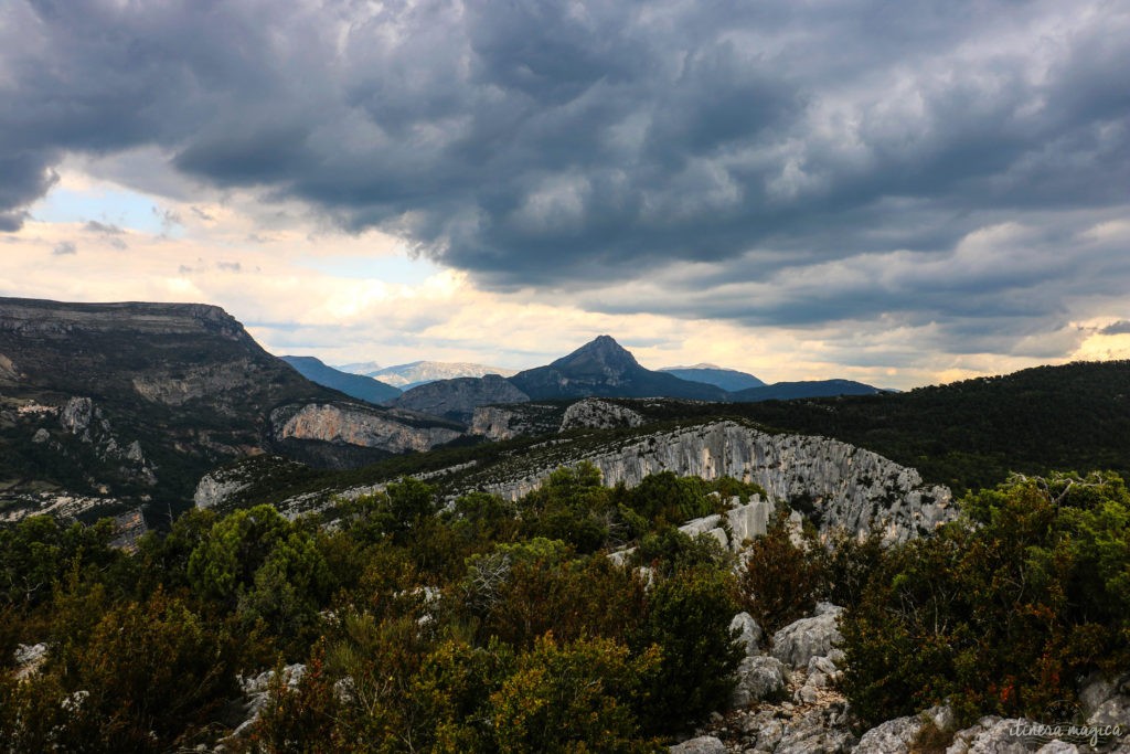 Forteresse minérale, coeur de la Provence secrète, le massif du Verdon et son lac de Sainte-Croix turquoise offrent des paysages naturels d'exception.