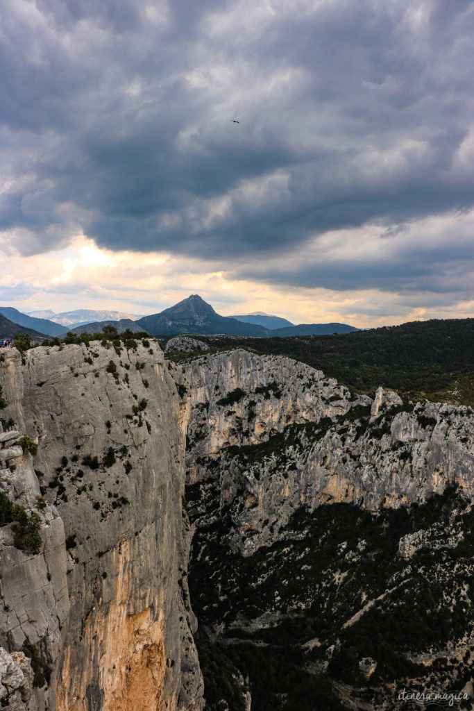 Forteresse minérale, coeur de la Provence secrète, le massif du Verdon et son lac de Sainte-Croix turquoise offrent des paysages naturels d'exception.