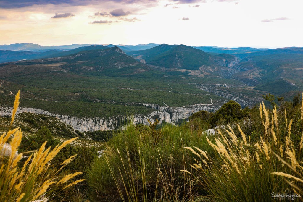 Forteresse minérale, coeur de la Provence secrète, le massif du Verdon et son lac de Sainte-Croix turquoise offrent des paysages naturels d'exception.