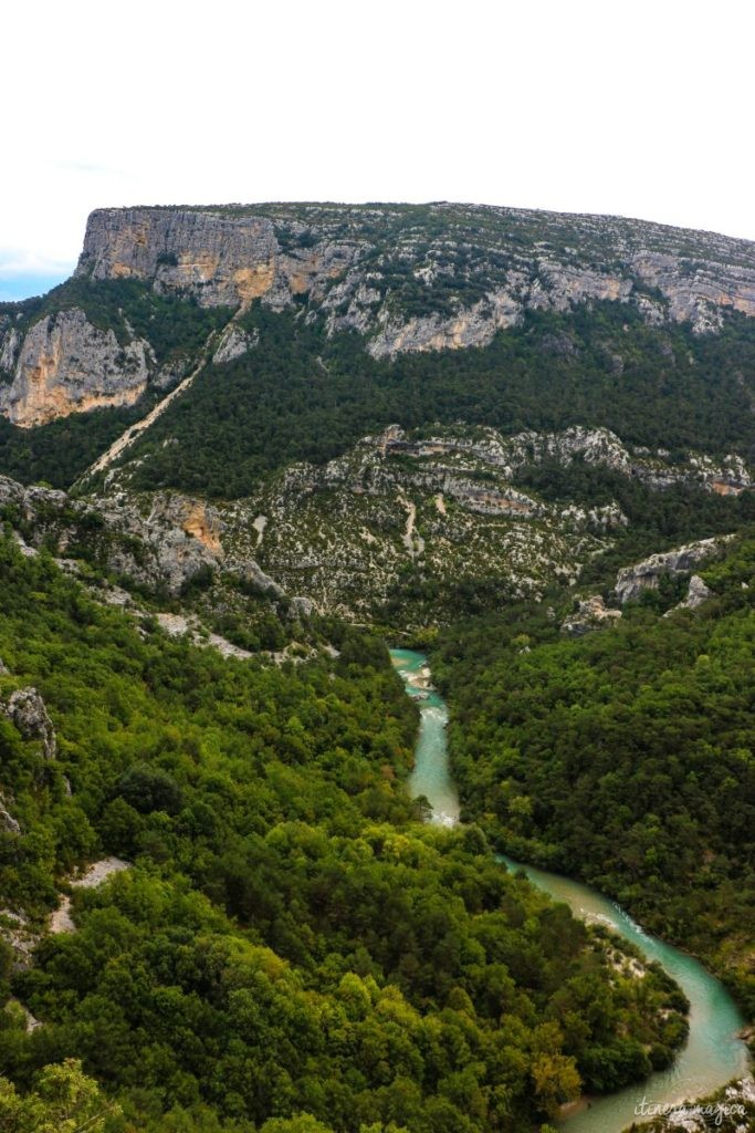 Forteresse minérale, coeur de la Provence secrète, le massif du Verdon et son lac de Sainte-Croix turquoise offrent des paysages naturels d'exception.